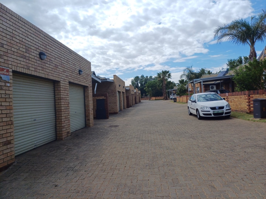 2 Bedroom Property for Sale in Langenhovenpark Free State